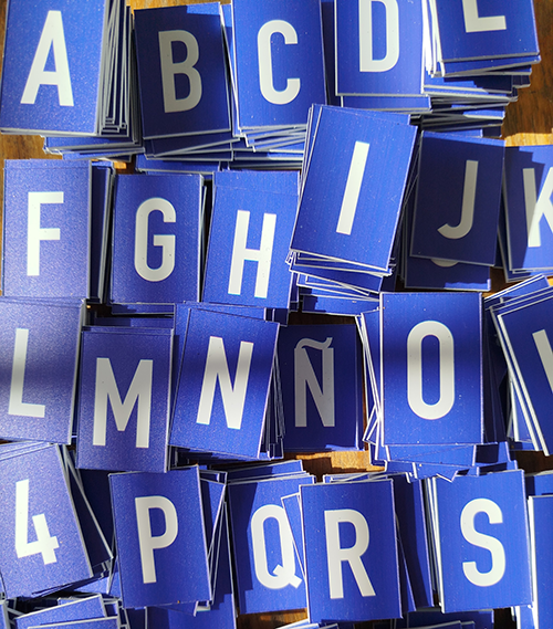 letras fondo azul